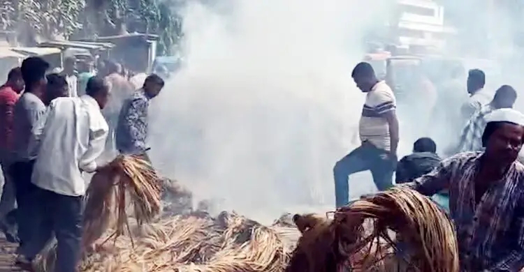 মাগুরায় তর্কের জেরে পাটবোঝাই নসিমনে আগুন