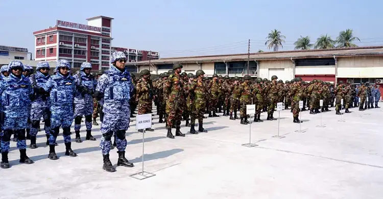 নির্বাচন ঘিরে গাজীপুর পরিদর্শন ও মতবিনিময় করেছেন তিন বাহিনীর প্রধান