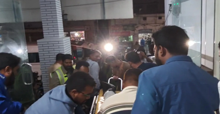 নাটোরে ভুলবশত শিশুপুত্রের ছোড়া গুলিতে এক এসআই গুলিবিদ্ধ