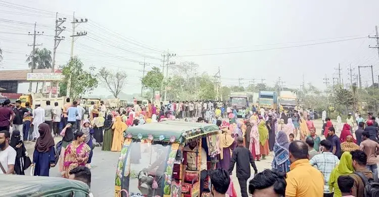 বেতন-ভাতা দাবিতে ঢাকা-ময়মনসিংহ মহাসড়ক অব'রোধ শ্রমিকদের