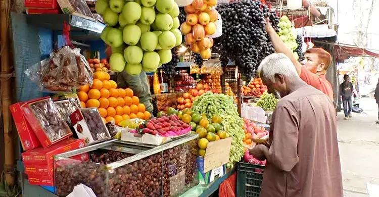 ময়মনসিংহে রোজায় কেজিতে বিদেশি ফলের দাম বেড়েছে ২৫০ টাকা পর্যন্ত