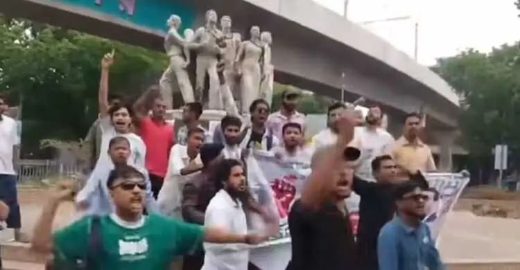 ঢাবিতে নিষিদ্ধ ছাত্রলীগের ঝটিকা মিছিল