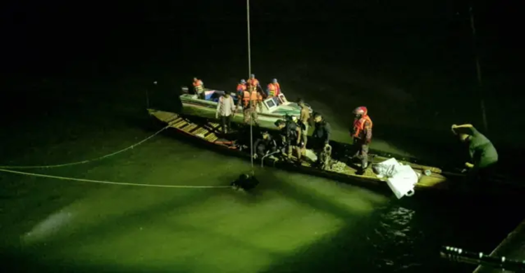 ডুবে যাওয়া বাসটিকে পল্টুনে তোলার চেষ্টা করছে হামজা