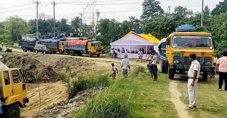 কুমিল্লায় আমদানি নিষিদ্ধ ৬ ট্রাক পণ্য-মোবাইল সেট ধ্বংস