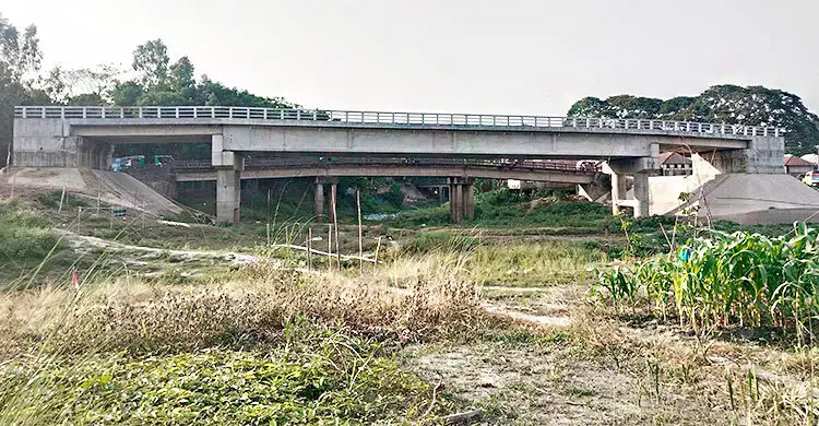 মানিকগঞ্জে নেই সংযোগ সড়ক, অকেজো ১৯ কোটি টাকার সেতু