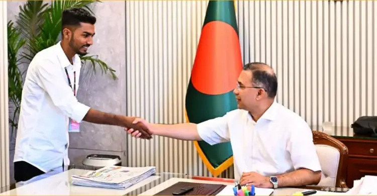 জুলাইয়ের রক্তমাখা পতাকা হাতে প্রধানমন্ত্রীর সঙ্গে বাংলা কলেজ শিক্ষার্থী আজিজুরের সাক্ষাৎ