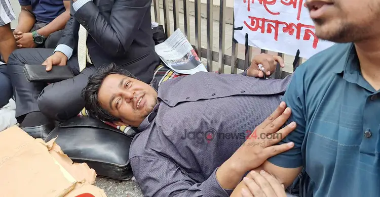 মুমূর্ষু অবস্থায় এম্বুল্যান্সে উঠানো হচ্ছে তারেককে