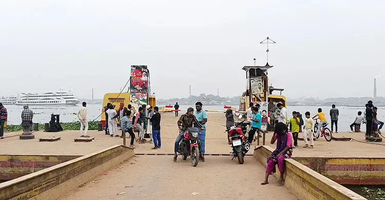 মাঝরাতে দুর্ঘটনা: ধলেশ্বরীতে ফেরি চলাচল বন্ধ, তদন্তে কমিটি