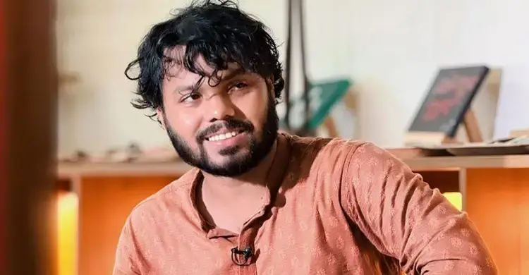 হাদি যাচ্ছিলেন রিকশায়, গুলি করা হয় মোটরসাইকেল থেকে