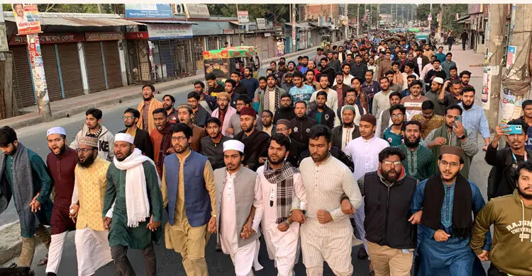 ওসমান হাদির ওপর গুলির প্রতিবাদে রাবি শিক্ষার্থীদের বিক্ষোভ