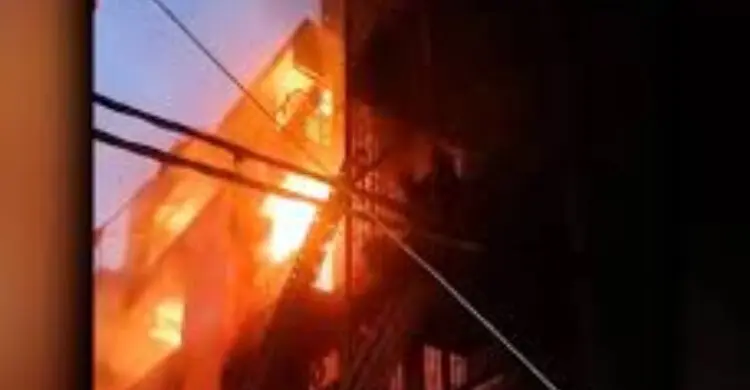 দিল্লির আবাসিক ভবনে অগ্নিকাণ্ডে ৯ জনের মৃত্যু, এসি বিস্ফোরণের সন্দেহ