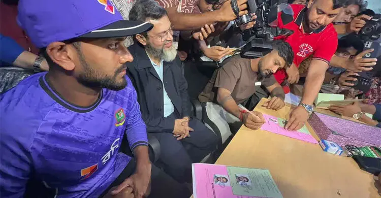 লিজেন্ডস অব রূপগঞ্জে সই করলেন লিটন-মিরাজ