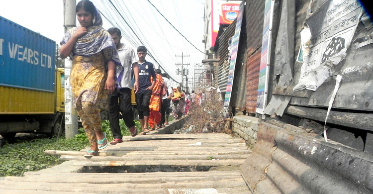 সারাদেশে অরক্ষিত ম্যানহোল-ড্রেন কতটি জানতে চান হাইকোর্ট