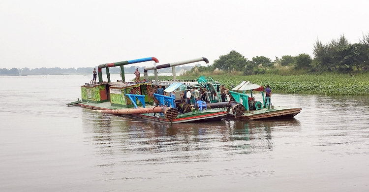 ব্রাহ্মণবাড়িয়ায় মেঘনা নদীতে অবৈধ বালু উত্তোলন, ৪ ড্রেজার জব্দ