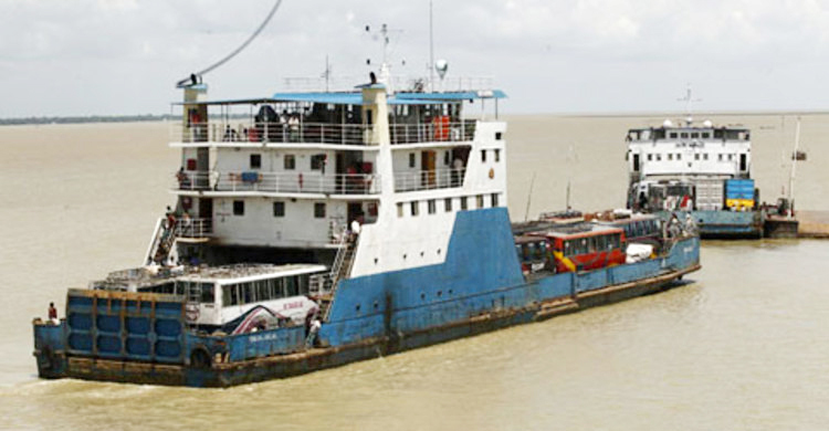 ৬ ঘণ্টা পর দৌলতদিয়া-পাটুরিয়ায় ফেরি চলাচল শুরু