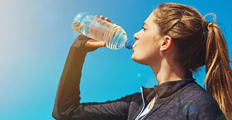 দাঁড়িয়ে পানি পান করা কি সত্যিই ক্ষতিকর?