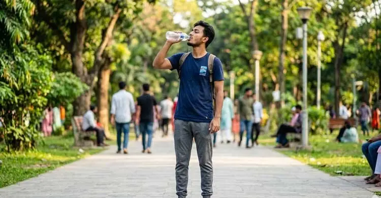 দাঁড়িয়ে পানি পান করা কি সত্যিই ক্ষতিকর?