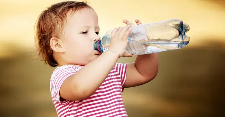 দাঁড়িয়ে পানি পান করা কি সত্যিই ক্ষতিকর?