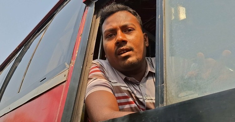 চালকের ভুলে বাস পন্টুন থেকে নদীতে পড়েছে, দাবি সৌহার্দ্যের আরেক চালকের