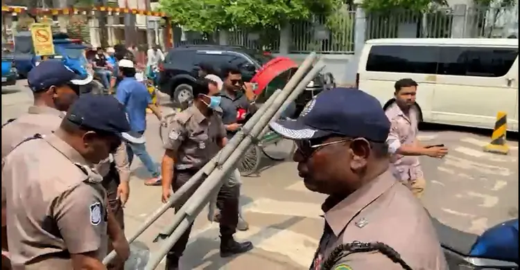 'দোকানের মালিক পালাইছে স্যার'