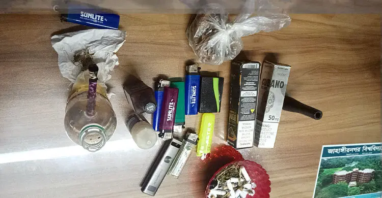 জাবিতে হলের রুমে গাঁজা সেবনের সময় ছাত্রী আটক