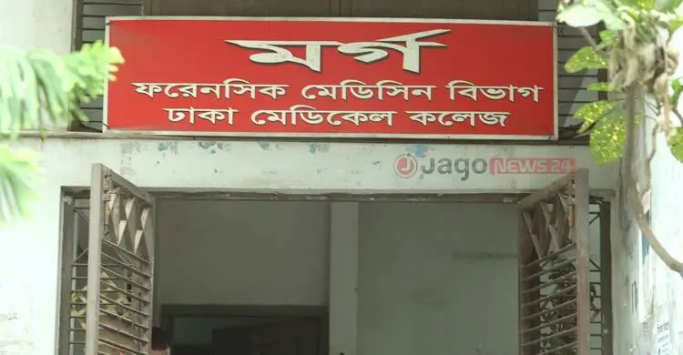 ছেলের সঙ্গে নিরাপত্তাকর্মীর ধস্তাধস্তি, পেটে ঢুকে গেলো ছুরি