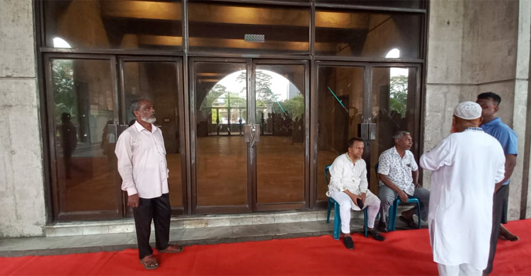 ডিএসসিসির নগর ভবনে তালা, অফিসে যাননি উপদেষ্টা আসিফ মাহমুদ