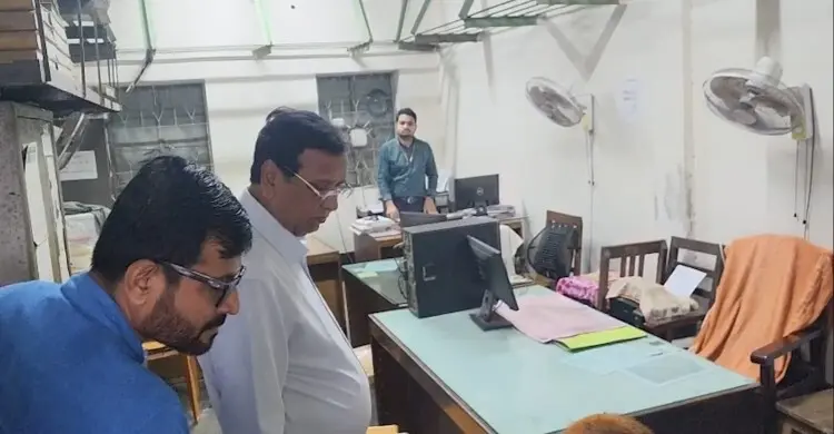 ভেতরে ঢুকেই গেট বন্ধ করতে বলেন, হাজিরা খাতায় দেখেন ২৫ শতাংশ অনুপস্থিত