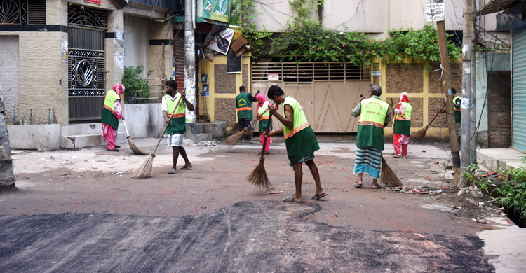 মাসব্যাপী পরিচ্ছন্নতা ও মশক নিধন অভিযান শুরু ডিএসসিসির
