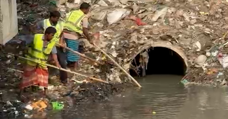 প্রতিমন্ত্রী আসার খবরে খাল পরিষ্কার করলো সিটি করপোরেশন