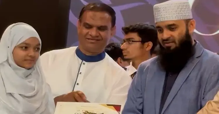 শিশুদের হাতে ক্রেস্ট তুলে দিলেন মিজানুর রহমান আজহারী