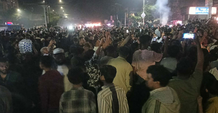 হাদির মৃত্যুতে ঢাবি শিক্ষার্থীদের শাহবাগে অবস্থান