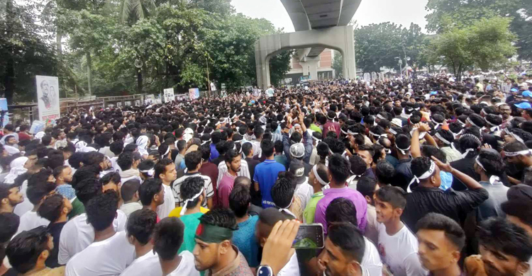 বৃষ্টি-কাদা উপেক্ষা করে সোহরাওয়ার্দীতে নেতাকর্মীদের ঢল