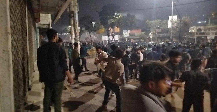 সাত কলেজ-ঢাবি শিক্ষার্থীদের সংঘর্ষ এখনো চলছে, আহত ২০