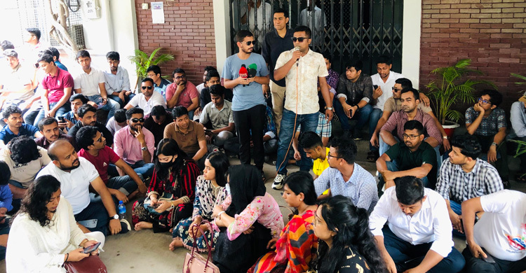 ভিসি-প্রক্টরের পদত্যাগের দাবিতে ফের অবস্থান ঢাবি ছাত্রদলের