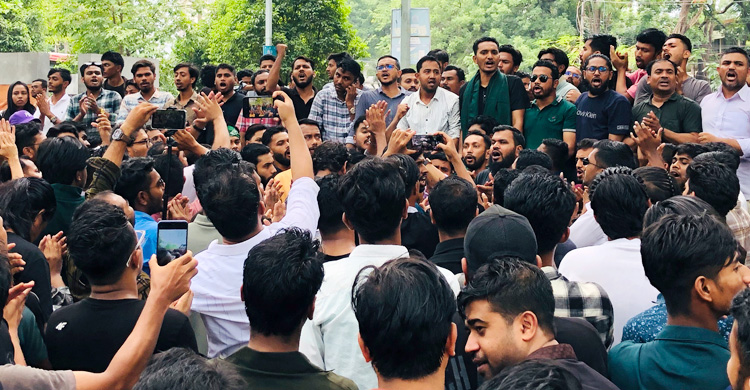 ঢাবি ভিসি-প্রক্টরের পদত্যাগ দাবি, ছাত্রদলের কালোব্যাজ ধারণ