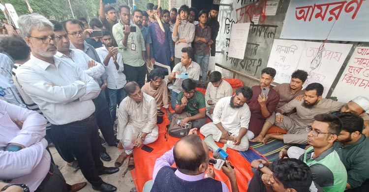 উপাচার্যের আশ্বাসে ৪ দিন পর অনশন ভাঙলেন তিন শিক্ষার্থী