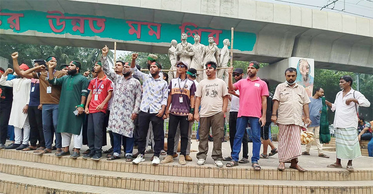 Students gather at Raju Monument to lay siege to High Court