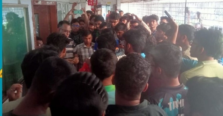 ইফতারে নিম্নমানের খবার, প্রভোস্টকে ঘিরে শিক্ষার্থীদের বিক্ষোভ