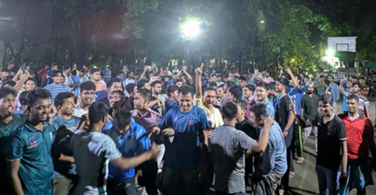 ১৫ আগস্টের প্রথম প্রহরে ঢাবিতে ডিজে পার্টি, শিক্ষার্থীদের উল্লাস