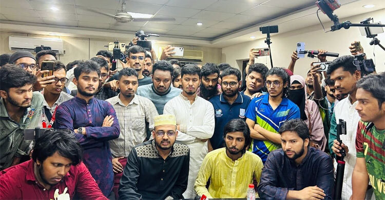 ৩ দফা দাবিতে ঢাবির রেজিস্ট্রার ভবন ঘেরাও