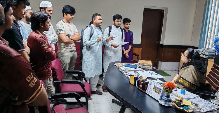 ভর্তিচ্ছুদের হয়রানি রোধে ঢাবি প্রশাসনকে শিক্ষার্থীদের স্মারকলিপি