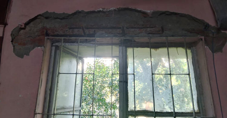 ঢাবির হলে দেওয়াল থেকে পলেস্তারা খসে পড়লো শিক্ষার্থীর ওপর