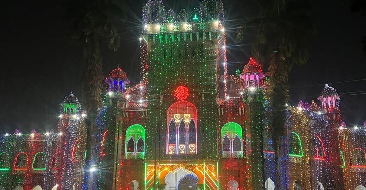 বিজয়ের রঙে সেজেছে ঢাকা বিশ্ববিদ্যালয়