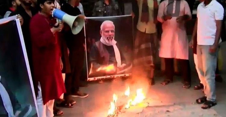 মুক্তিযুদ্ধ নিয়ে বিতর্কিত পোস্ট, ঢাবিতে মোদীর কুশপুতুল দাহ
