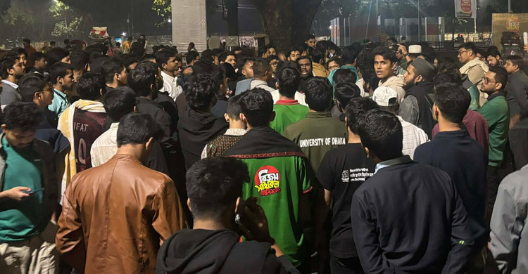 ঢাবির ভিসি চত্বরে জড়ো হচ্ছেন শিক্ষার্থীরা