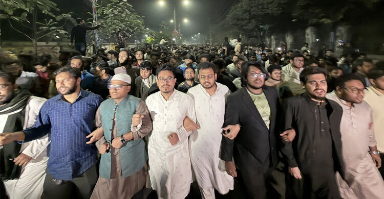 শেরপুরে জামায়াত নেতা হত্যার ঘটনায় মধ্যরাতে ঢাবিতে বিক্ষোভ