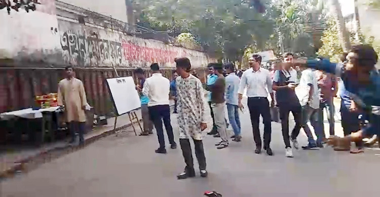 ঢাবিতে রাজাকার ‘ঘৃণাস্তম্ভে’ জুতা নিক্ষেপ