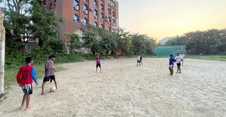 ঢাবির এবড়োখেবড়ো মাঠে খেলতে গিয়ে ঘটছে দুর্ঘটনা