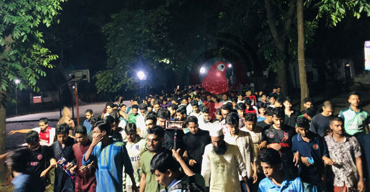 ঢাবির হলগুলোতে রাজনীতি নিষিদ্ধের দাবিতে মধ্যরাতে বিক্ষোভ-মিছিল